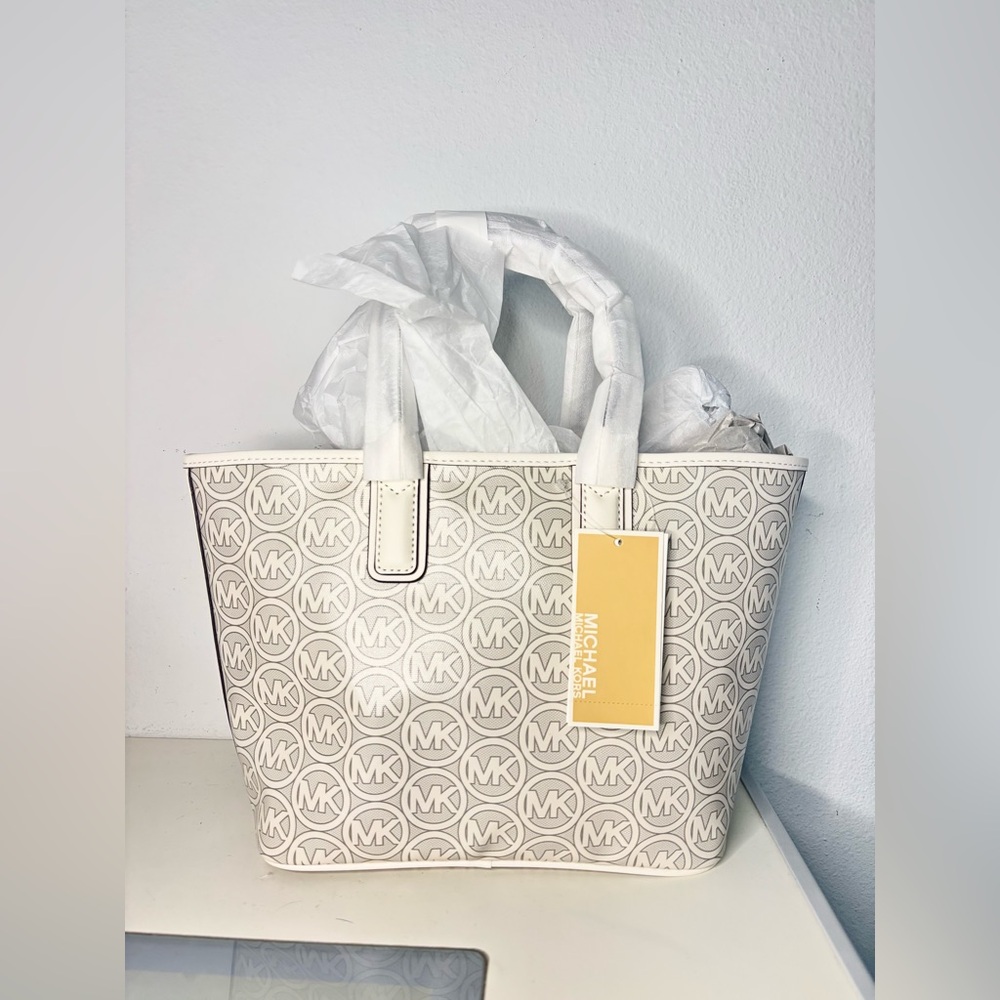 MICHAEL KORS BRAND NEW IN PACKAGE CREAM & WHITE JODIE TOTE BAG